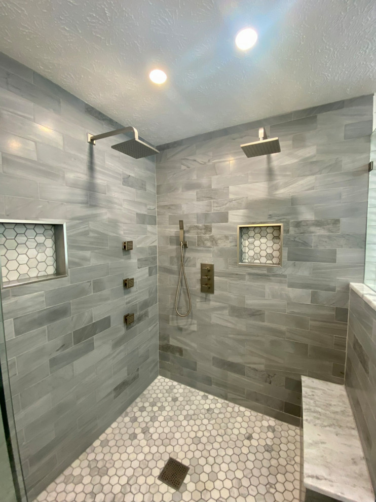 Imagen de cuarto de baño principal moderno grande con ducha doble, baldosas y/o azulejos grises, paredes grises, suelo de baldosas de porcelana, suelo multicolor, ducha con puerta con bisagras y banco de ducha