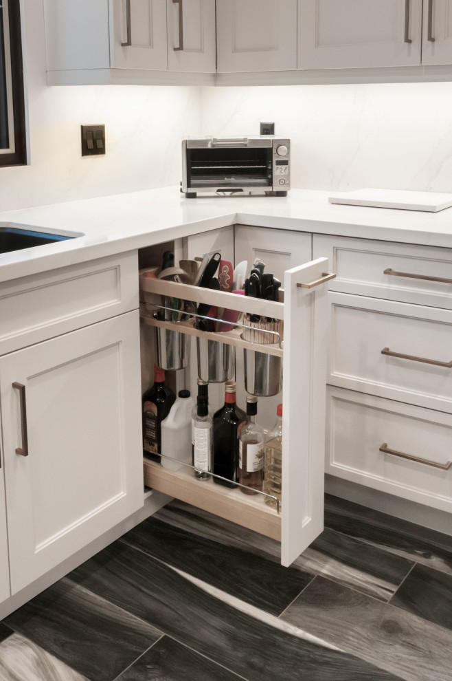 Kitchen - transitional kitchen idea in Toronto