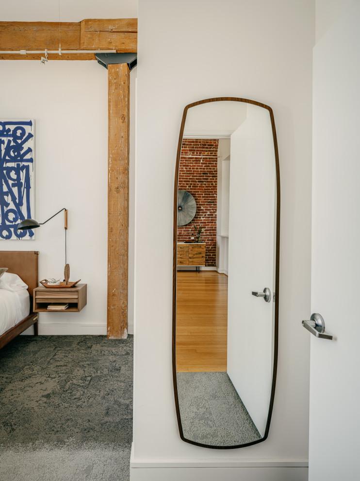 Foto di una camera degli ospiti minimal di medie dimensioni con pareti bianche, moquette e pavimento grigio