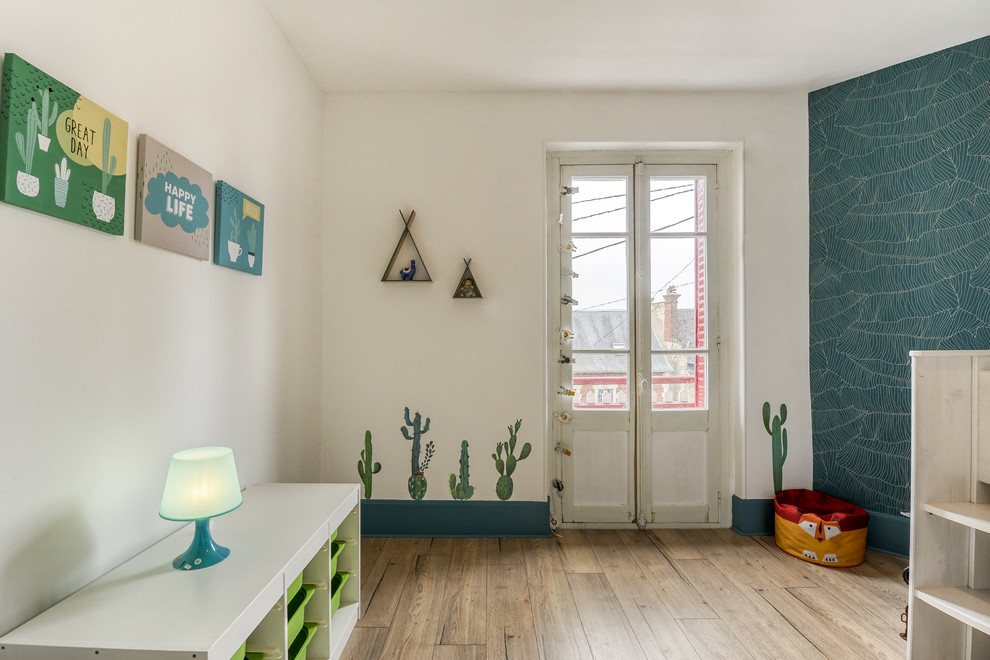 Photo of a mid-sized scandinavian kids' room in Paris.