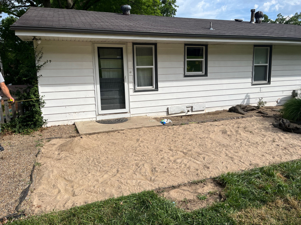 Covered Ground-Level Deck in Lake Waukomis, MO