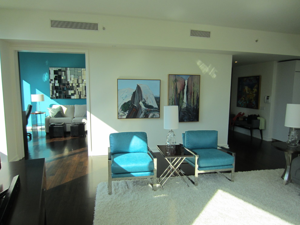 Trendy living room photo in Sacramento