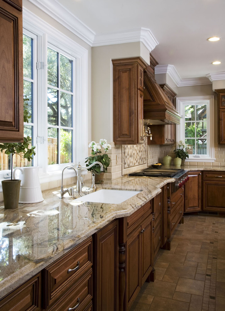Example of a classic kitchen design in San Francisco