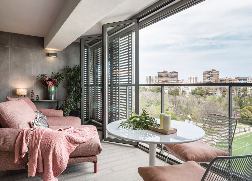 Mittelgroßer Moderner Balkon mit Kübelpflanzen in Madrid
