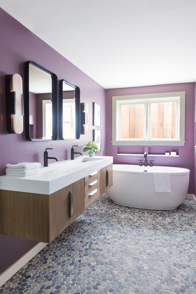 Стильный дизайн: главная ванная комната среднего размера в современном стиле с плоскими фасадами, фиолетовыми фасадами, угловой ванной, унитазом-моноблоком, фиолетовыми стенами, полом из мозаичной плитки, врезной раковиной, столешницей из искусственного кварца, белой столешницей, тумбой под две раковины и встроенной тумбой - последний тренд