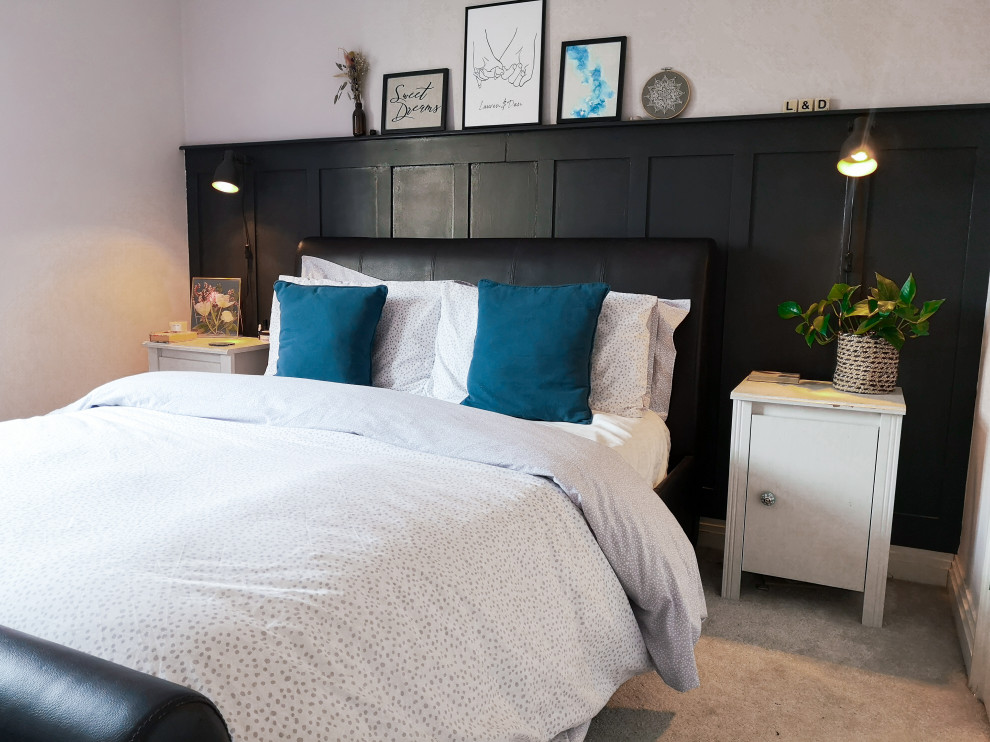 Immagine di una piccola camera matrimoniale minimal con pareti rosa, moquette, pavimento grigio e pannellatura