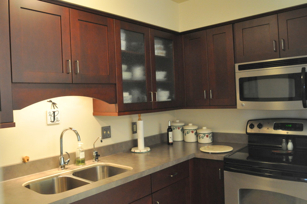 Example of a transitional kitchen design in Chicago