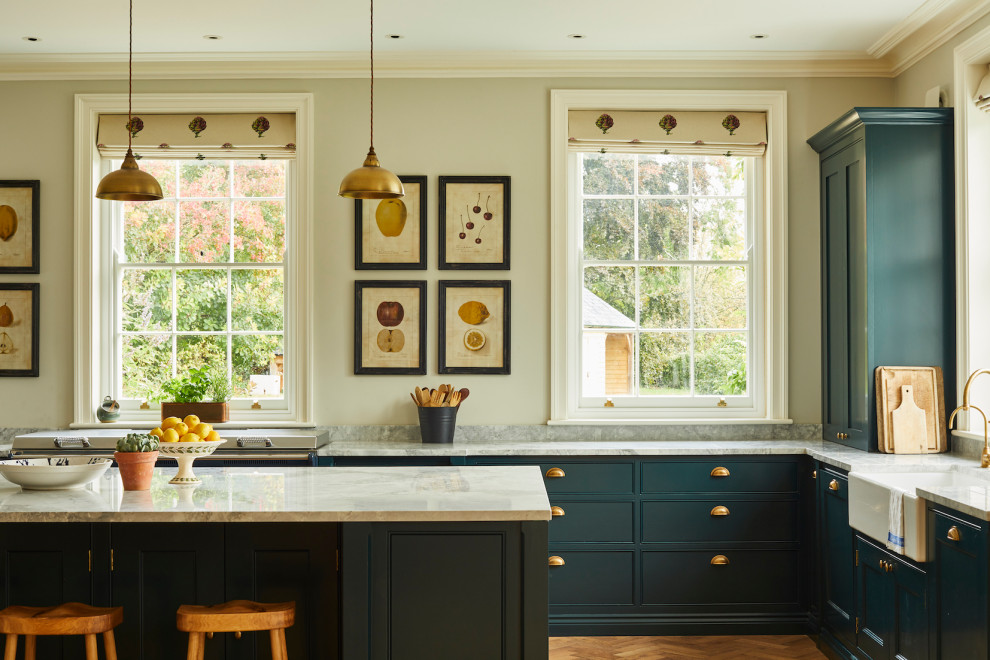 Inspiration för ett stort vintage vit vitt kök, med en rustik diskho, luckor med infälld panel, blå skåp, marmorbänkskiva, vitt stänkskydd, stänkskydd i marmor, färgglada vitvaror, mellanmörkt trägolv, en köksö och brunt golv