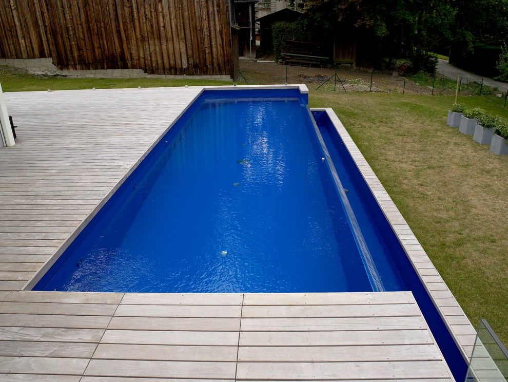 This is an example of a contemporary pool in Cologne.