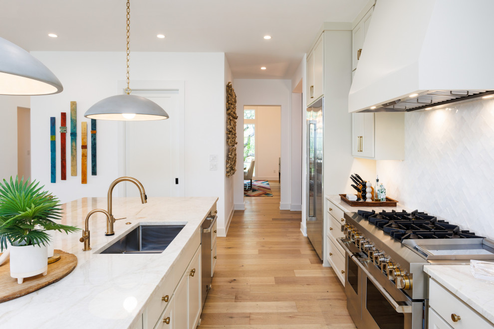 Kitchen - transitional kitchen idea in Austin