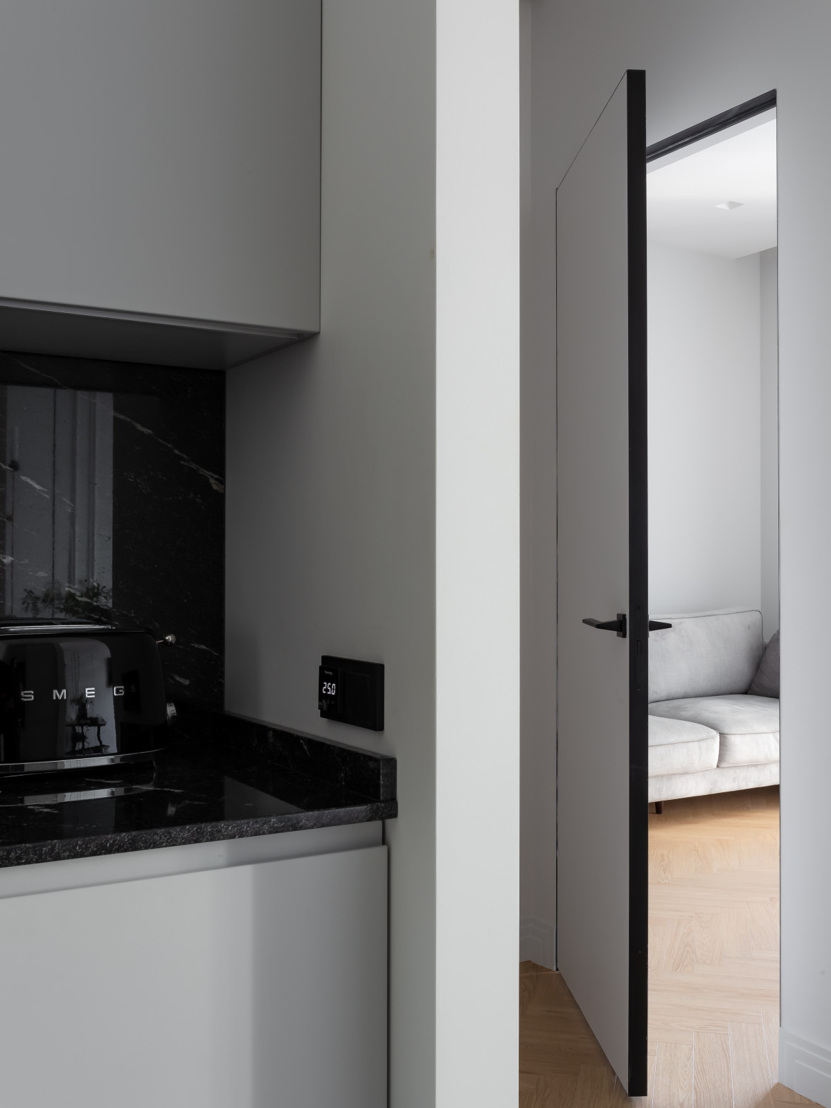 Графичный "Черно-белый" интерьер для студентки архитектурного ВУЗа