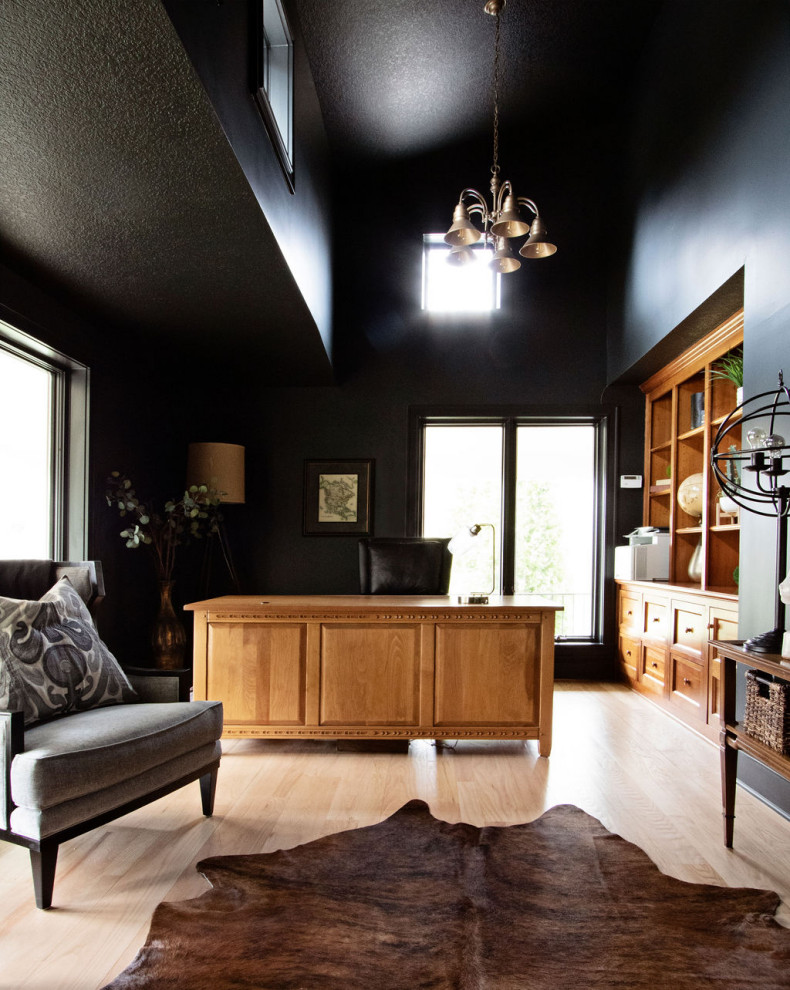 На фото: домашняя библиотека среднего размера в стиле неоклассика (современная классика) с черными стенами, светлым паркетным полом, отдельно стоящим рабочим столом, коричневым полом и сводчатым потолком