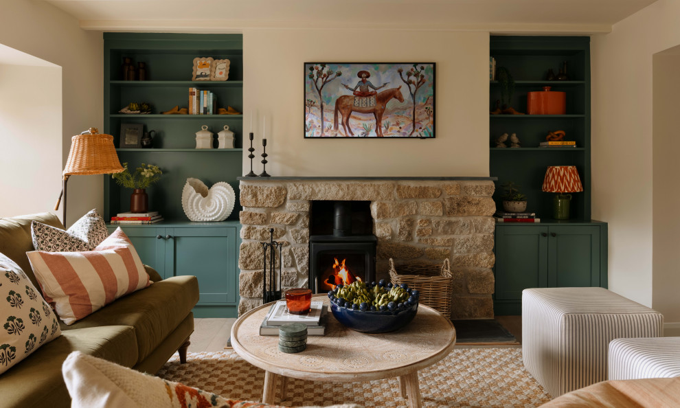 Kleines Eklektisches Wohnzimmer mit beiger Wandfarbe, braunem Holzboden, Kaminofen, Kaminumrandung aus Backstein, TV-Wand, braunem Boden und freigelegten Dachbalken in Cornwall