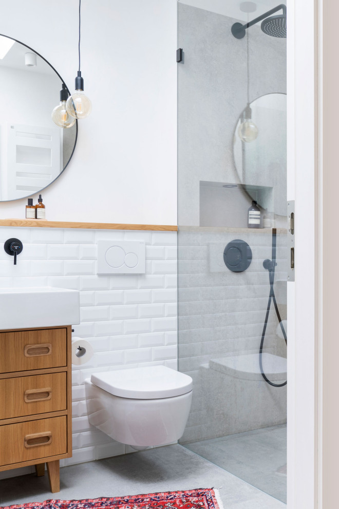 Diseño de cuarto de baño a medida minimalista con paredes blancas, suelo de madera clara y suelo beige