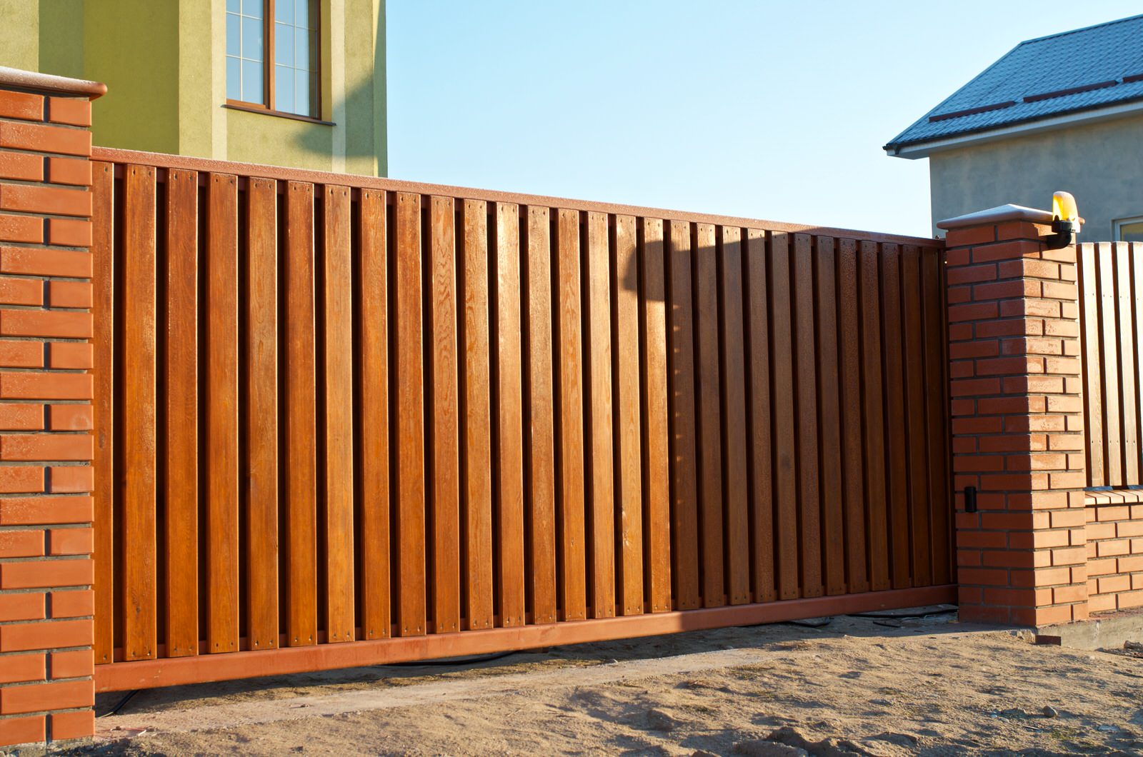 Установка деревянного забора с калиткой и автоматических откатных ворот