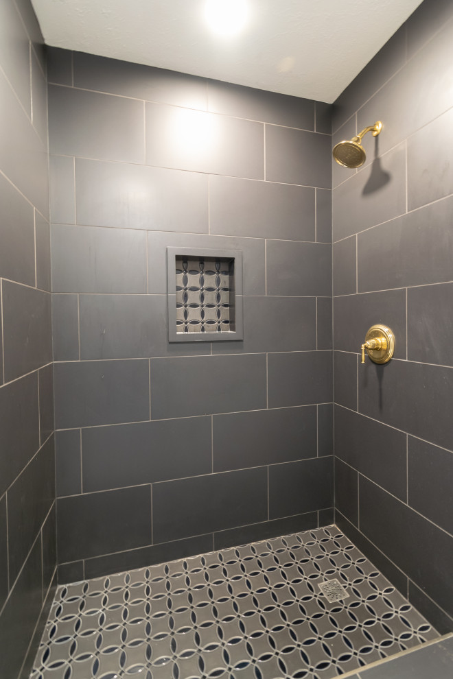 Inspiration för mellanstora moderna vitt en-suite badrum, med skåp i shakerstil, grå skåp, en dusch i en alkov, svart kakel, porslinskakel, grå väggar, mosaikgolv, ett undermonterad handfat, bänkskiva i kvartsit och flerfärgat golv