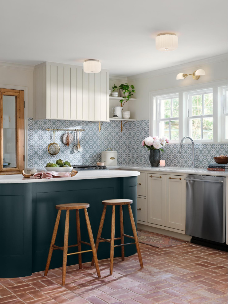Cette image montre une cuisine traditionnelle avec plan de travail en marbre, une crédence verte, une crédence en marbre et un plan de travail blanc.