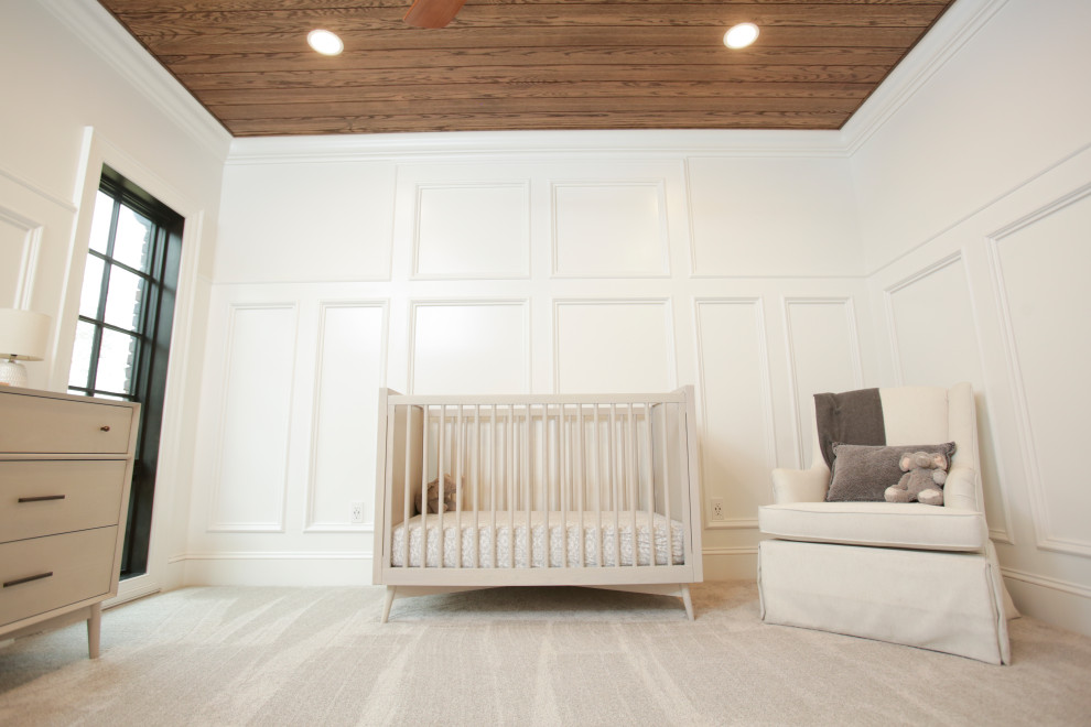 Идея дизайна: нейтральная комната для малыша в стиле неоклассика (современная классика) с белыми стенами, ковровым покрытием и потолком из вагонки