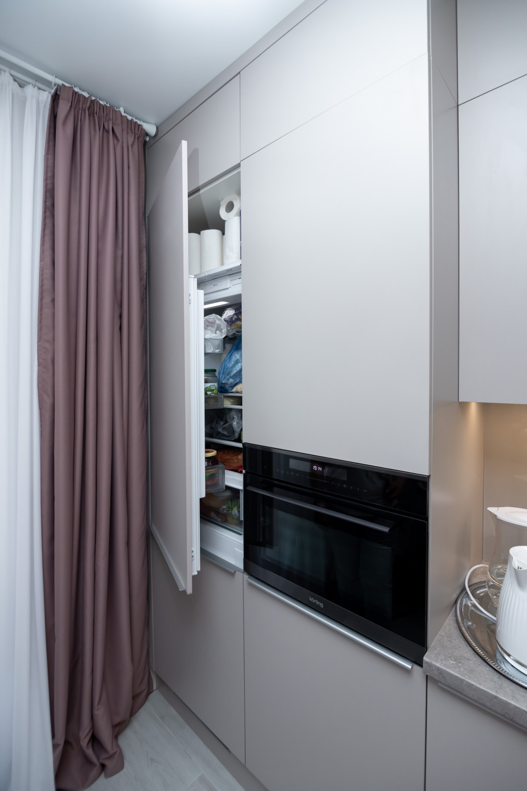 Современная угловая кухня в нежно-сером цвете