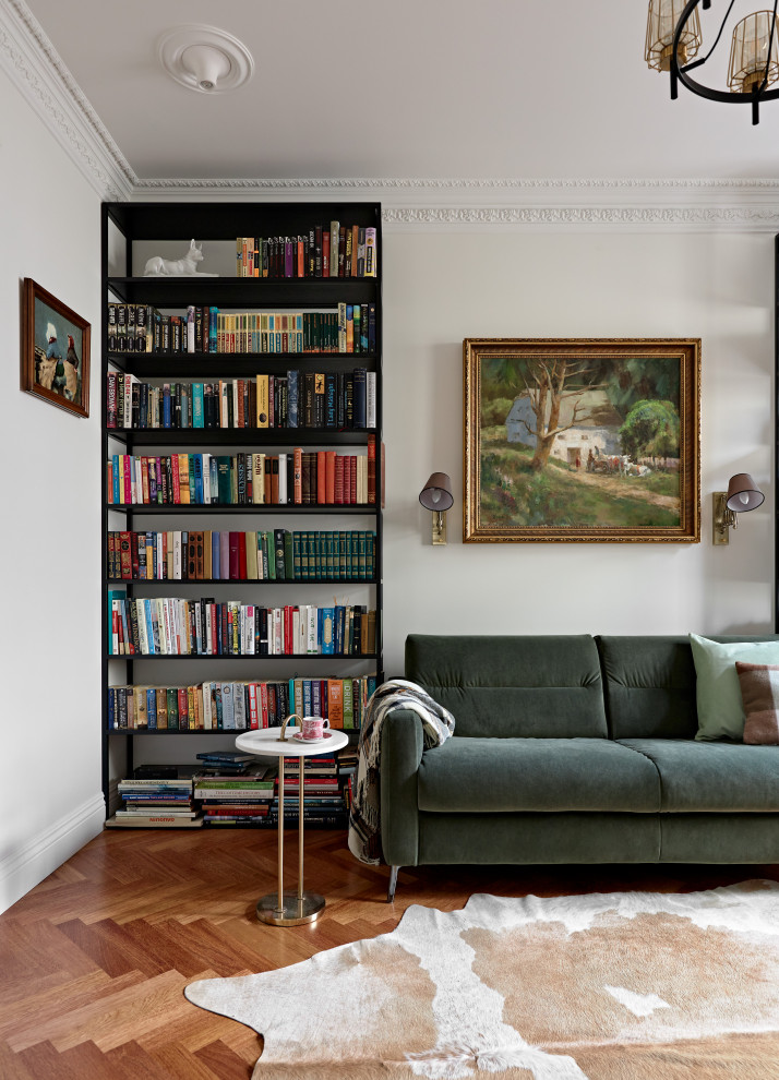 Idee per un grande studio tradizionale con libreria, pareti bianche, pavimento in legno massello medio, scrivania autoportante e pavimento marrone