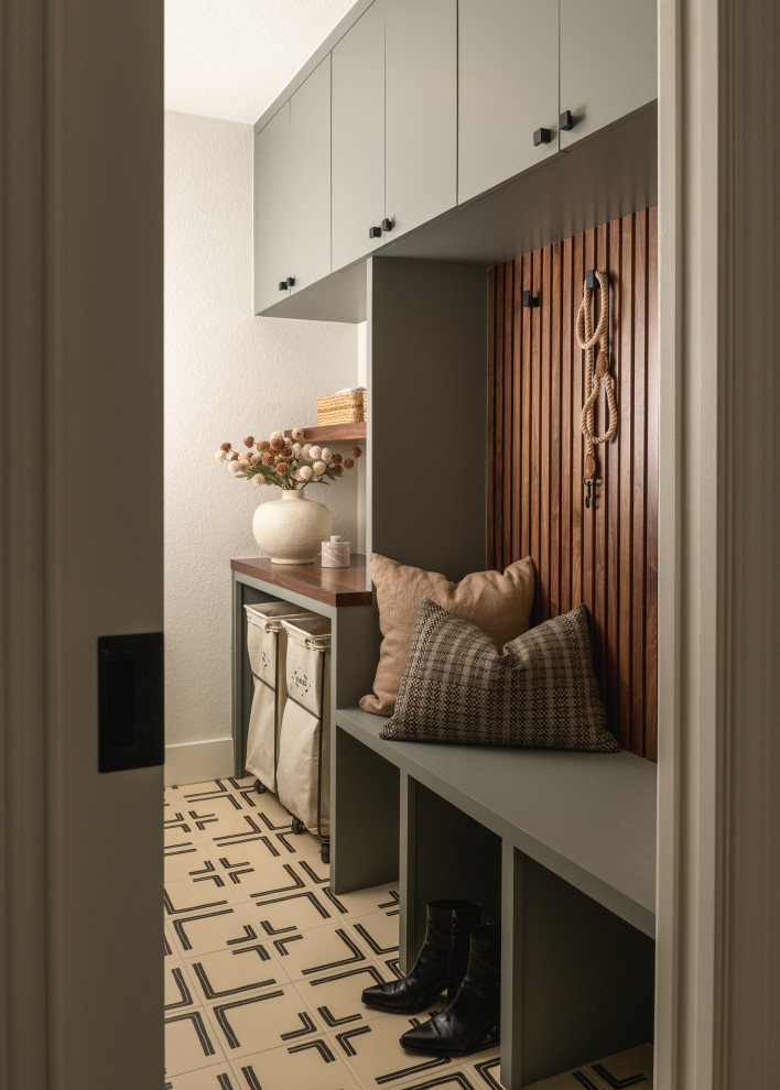 Laundry room - contemporary laundry room idea in Austin
