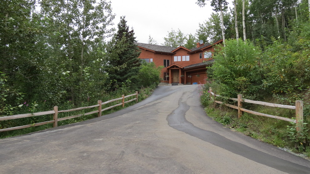 Example of a large mountain style home design design