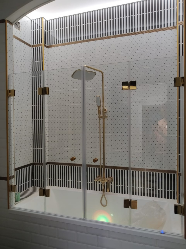 Стеклянная шторка для ванной