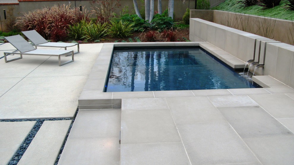 This is an example of a contemporary pool in San Diego.