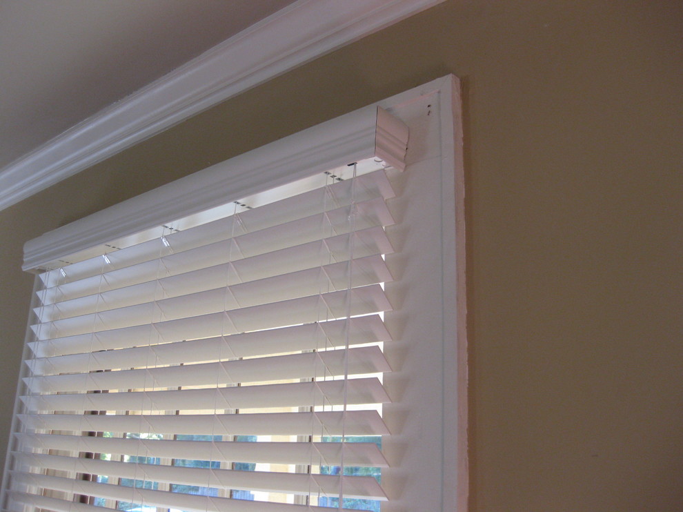 Fauxwood Blinds in Bungalow