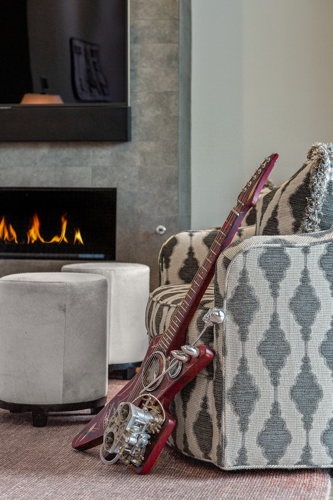 Example of a transitional home design design in Phoenix