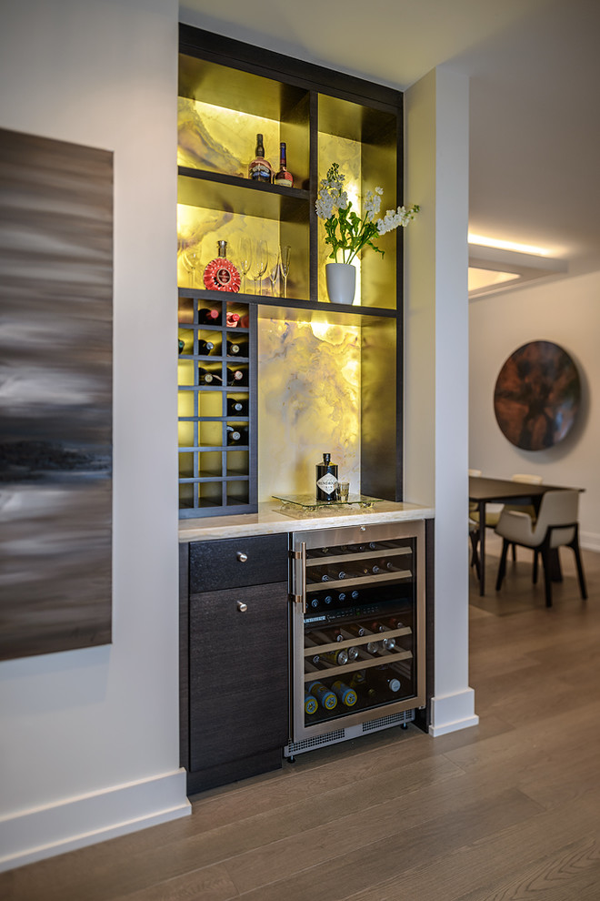 Contemporary home bar in Vancouver with white benchtop.