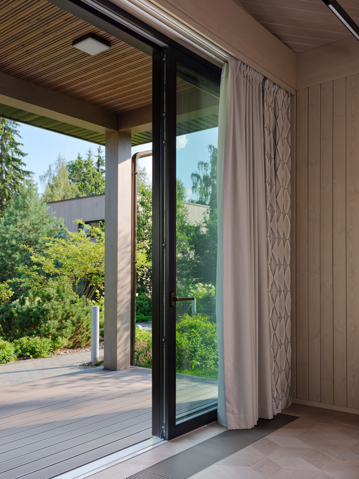 Остекление загородного дома в современном стиле