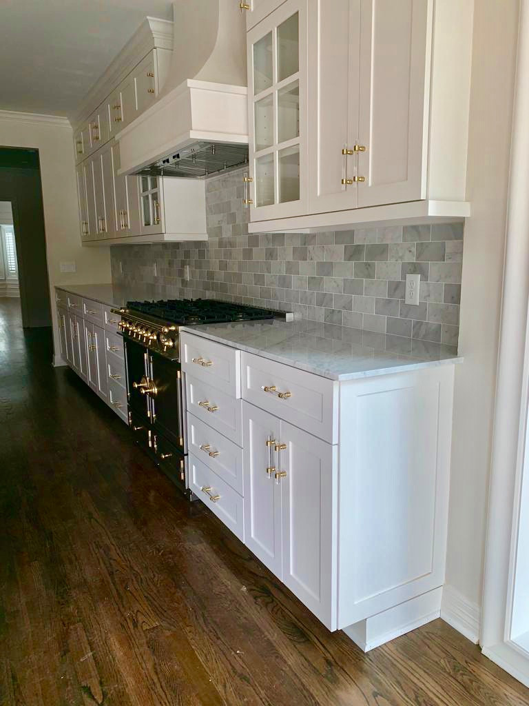 1927 Classic, open kitchen and white shades