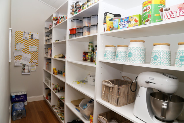 Redhead beach house. Walk-in pantry klassisk-koekken