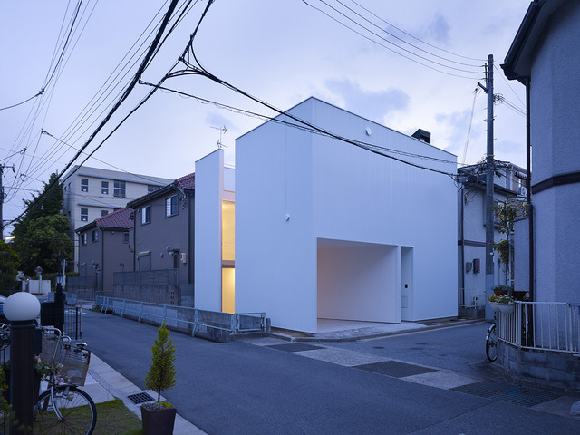 中庭からあたたかな家の光が漏れ出ます contemporain-facade
