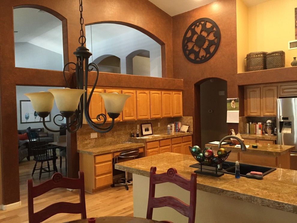 Transitional home design photo in Phoenix