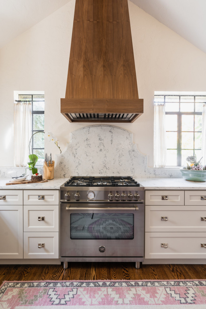 Mid-sized elegant l-shaped dark wood floor and brown floor enclosed kitchen photo in Oklahoma City with an undermount sink, shaker cabinets, white cabinets, granite countertops, gray backsplash, stone slab backsplash, stainless steel appliances, no island and gray countertops