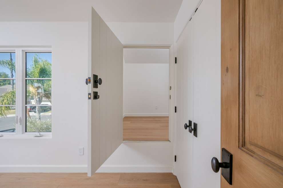 Example of an eclectic entryway design in Orange County