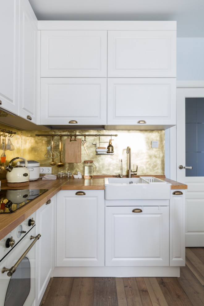 Inspiration för små eklektiska brunt kök, med en rustik diskho, träbänkskiva, stänkskydd med metallisk yta, stänkskydd i metallkakel, vita vitvaror, laminatgolv och brunt golv