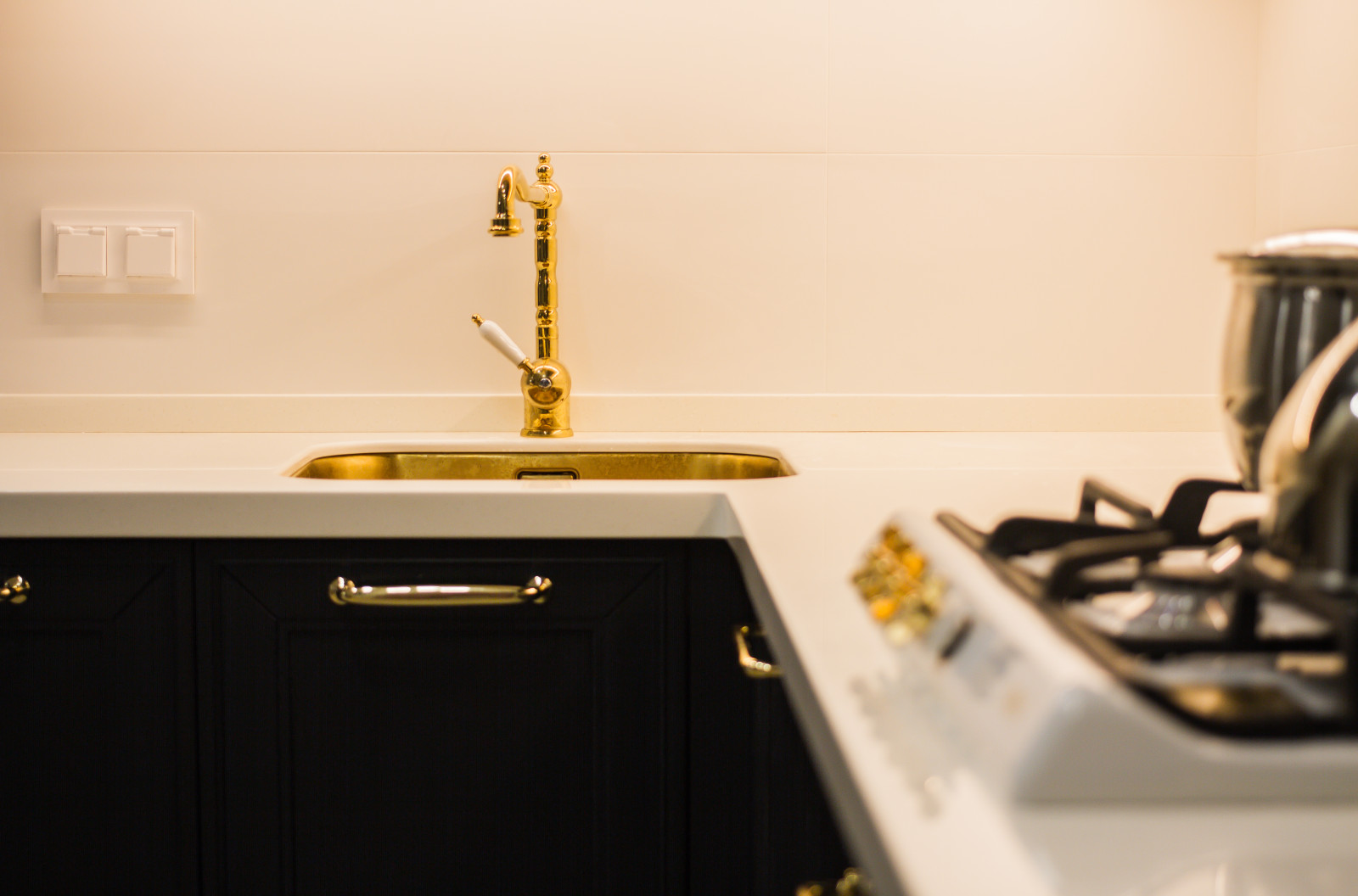 Черная кухня в стиле неоклассика