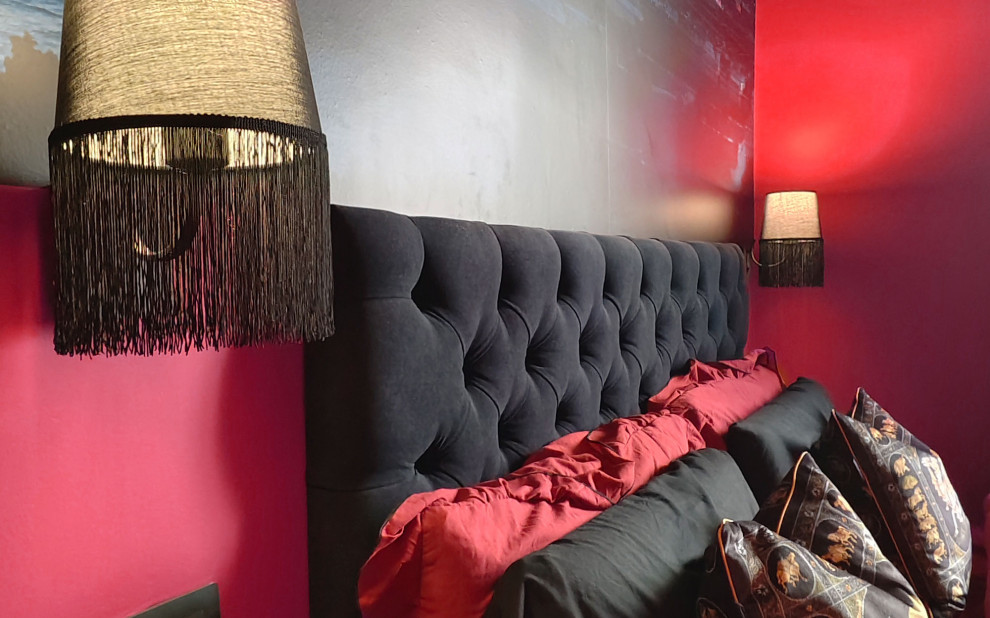 Kleines Eklektisches Hauptschlafzimmer mit roter Wandfarbe, dunklem Holzboden, braunem Boden und Tapetenwänden in Barcelona