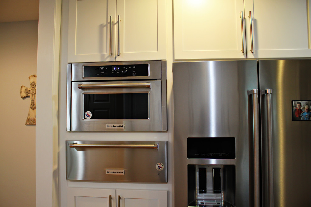 Kitchen - transitional kitchen idea
