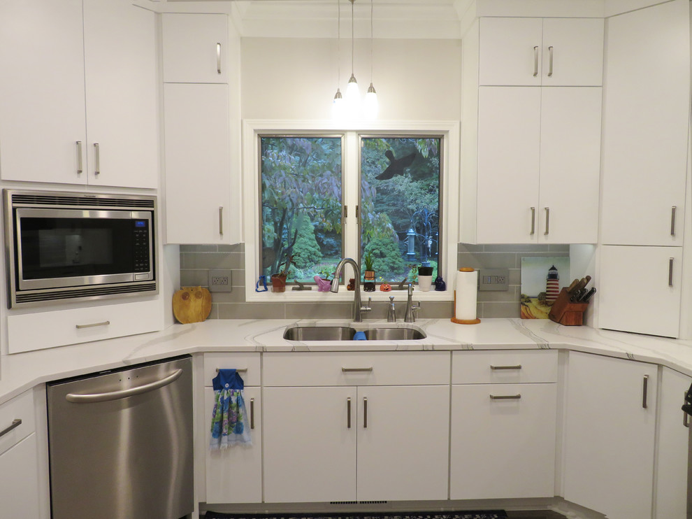 Kitchen - transitional kitchen idea in Grand Rapids