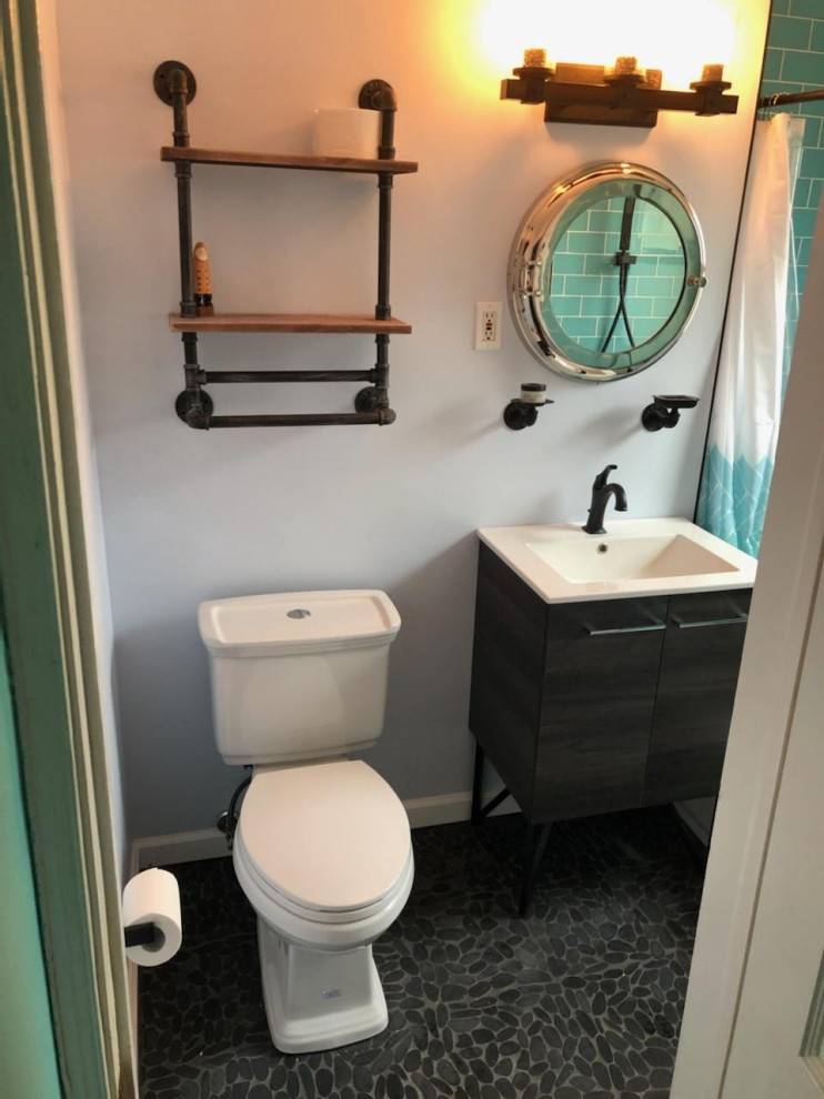 Idée de décoration pour une petite salle d'eau marine avec un placard à porte plane, des portes de placard noires, une baignoire en alcôve, un combiné douche/baignoire, WC séparés, un carrelage vert, un carrelage métro, un sol en galet, une cabine de douche avec un rideau, un plan de toilette blanc, meuble simple vasque et meuble-lavabo sur pied.