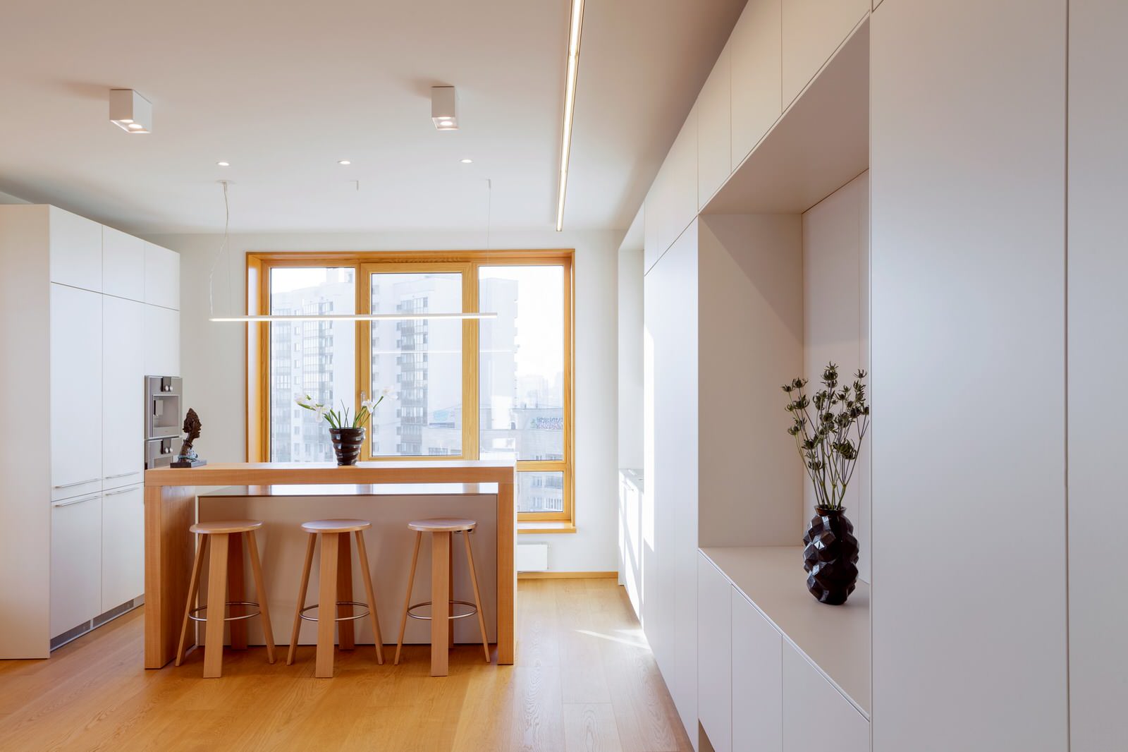 Светлая квартира-галерея с мебелью в духе 60-х