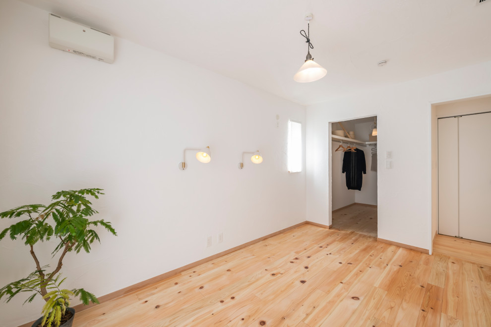 Bedroom - modern bedroom idea in Tokyo Suburbs