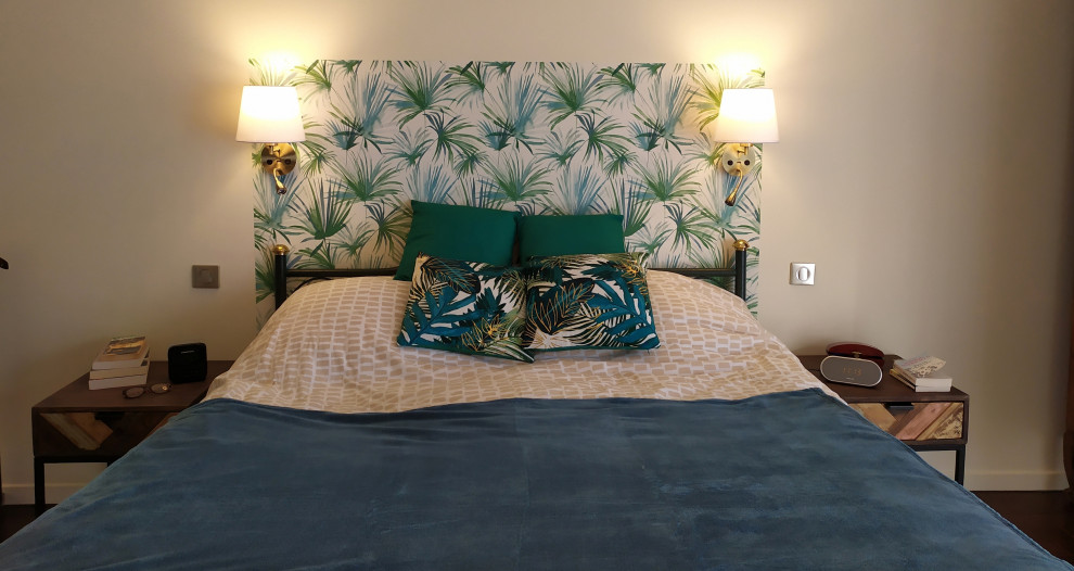 Свежая идея для дизайна: хозяйская спальня среднего размера в стиле неоклассика (современная классика) с белыми стенами, светлым паркетным полом и обоями на стенах - отличное фото интерьера