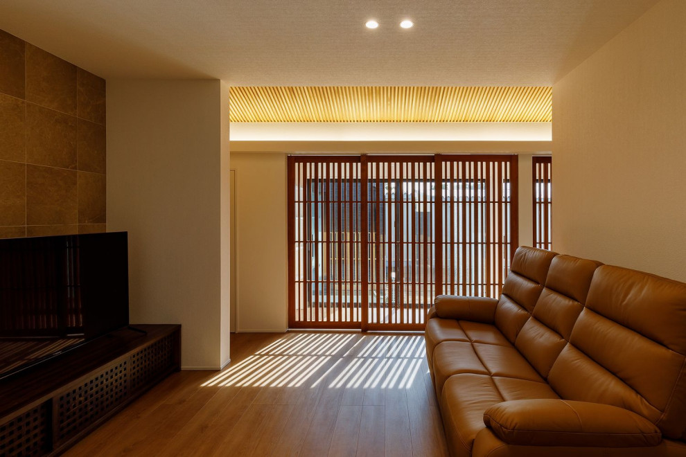Idéer för ett mellanstort separat vardagsrum, med ett finrum, vita väggar, målat trägolv, en fristående TV och brunt golv