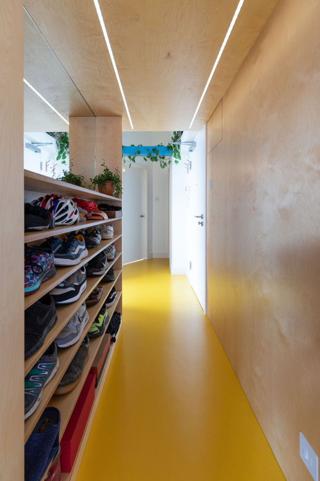 Идея дизайна: маленький коридор: освещение с белыми стенами и желтым полом для на участке и в саду