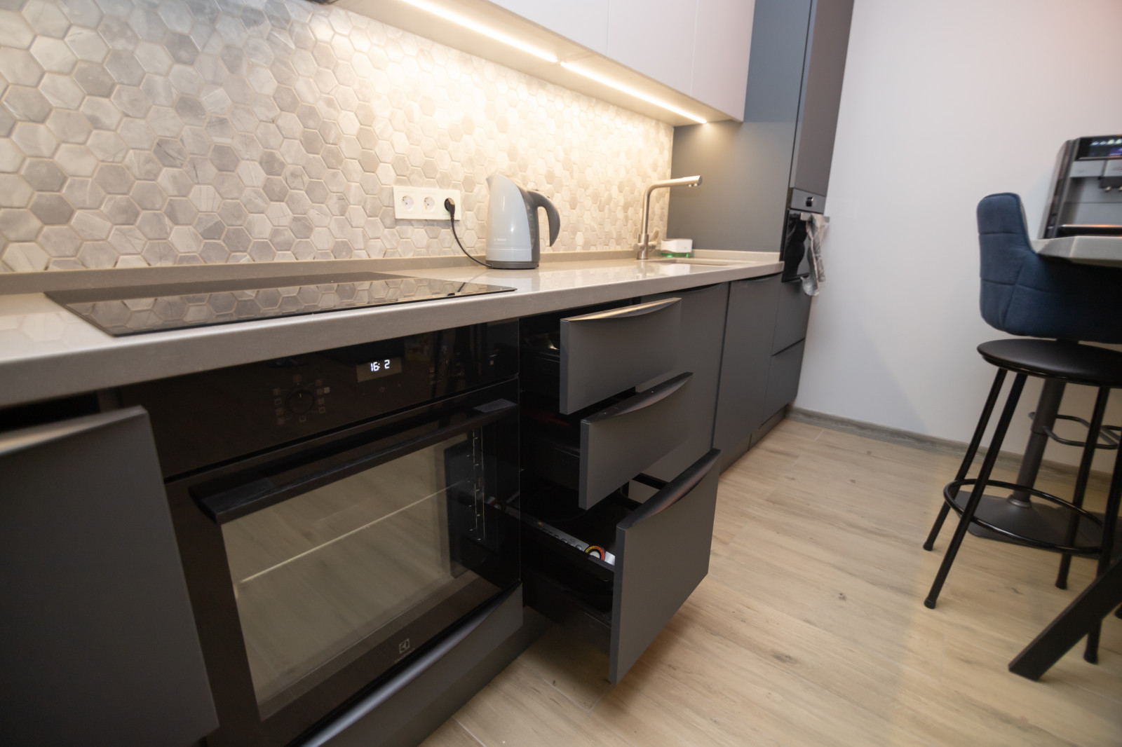 Двухцветная матовая кухня